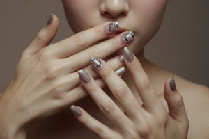 Cat Eye Nails: The Magnetic Mani Trend Clawing Its Way Into 2025