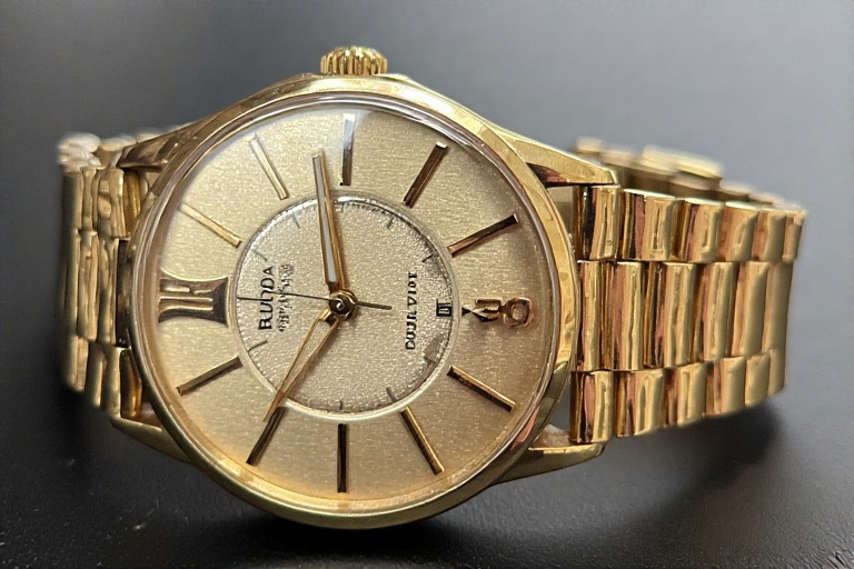 Bulova 30 Jewel 14kt Gold Bezel Gents Watch: A Timeless Masterpiece